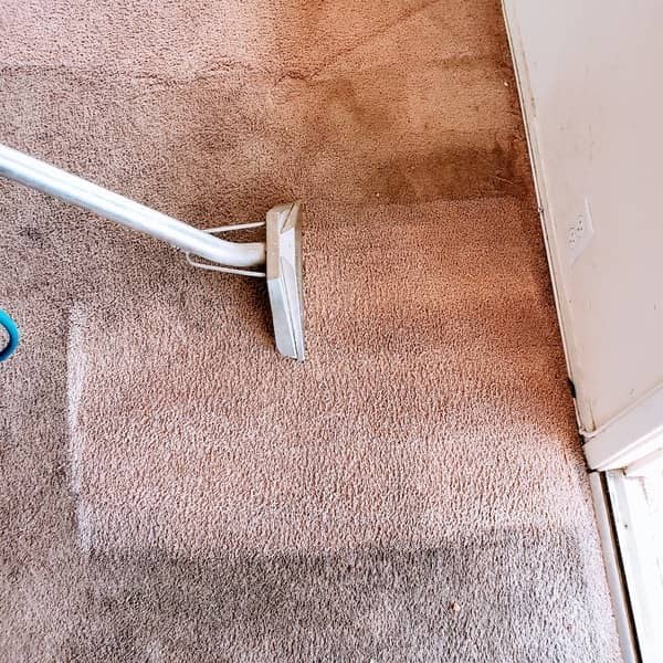 Steam cleaning carpeted stairs with a hot water extraction wand